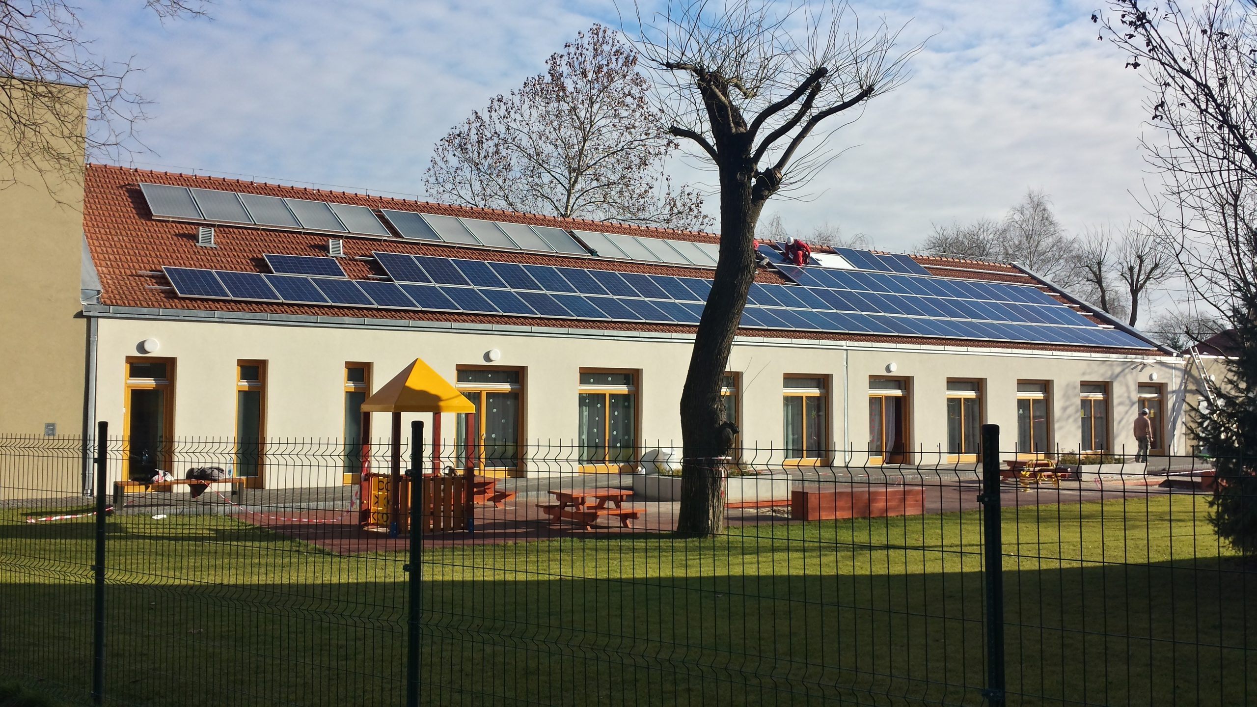 A napelemek az óvoda épületének tetőszerkezetén